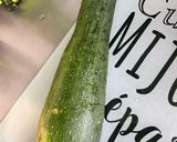 Une image de l'étape 1 de Salade de tomates, betteraves rouges, courgette et persil aux deux jambons.