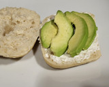 Foto del paso 3 de la receta: Huevos de codorníz en panecillo con aguacate y queso crema