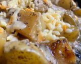 Foto del paso 3 de la receta: Papas al ajo y romero con gratín de cheddar y mozzarella