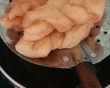 Foto langkah ke 5 dari resep Donat Kepang.