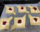 Hình bước làm 3 của món Bánh Ngàn Lớp Mứt Dâu Phô Mai (Strawberry Jam & Cream Cheese Danishes)