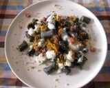 Foto del passaggio 8 della ricetta Gnocchi neri con fiori di zucca cotto noci e stracchino