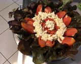 Une image de l'étape 7 de Salade du jardin,tomate cœur de bœuf,fromage frais mariné et ciboulette.