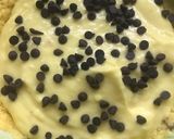 Foto del passaggio 4 della ricetta Sbriciolata con crema pasticciera e gocce di cioccolato!