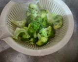 Foto langkah ke 2 dari resep Tumis Broccoli & Tomat Cherry.