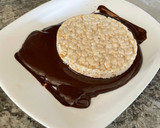 Foto del paso 3 de la receta: Tortas de arroz con chocolate y crema de cacahuete