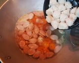 Foto langkah ke 4 dari resep Sop Sosis Bakso Rambutan.