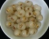 Hình bước làm 2 của món Chè sen long nhãn