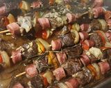 Foto del paso 3 de la receta: Brochetas tiernas de roast beef con morrón, cebolla y salchicha. Diferentes 🙃