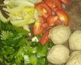 Foto langkah ke 2 dari resep Soup Bening Bakso dan Daging Sapi.