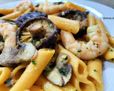 Foto del paso 7 de la receta: Macarrones con shiitake, portobello y langostinos al ajillo