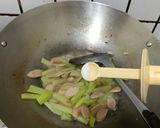 Foto langkah ke 3 dari resep Oseng Sosis Labu Siam.