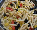 Foto del passaggio 4 della ricetta Pasta con peperoni e olive