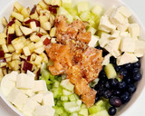 Foto del paso 3 de la receta: Ensalada con pepino, salmón marinado y arándanos