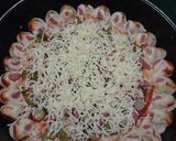 Foto langkah ke 5 dari resep Pizza Soziz Tabur keju Sederhana.