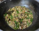 Foto langkah ke 5 dari resep Tumisan Kerang Dara Tomat Cabe Hijau.