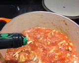 Foto del paso 4 de la receta: Pollo en salsa de tomate aromático con hierbas y alcaparras