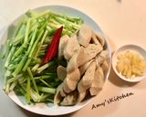 芹菜炒麵腸 / 家常菜的食譜步驟1照片