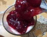 A picture of step 5 of Strawberry cream cheesecake glass shot.