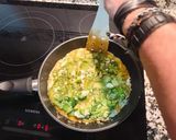 Foto del paso 15 de la receta Tortilla de brócoli con sobre mesa de tomate