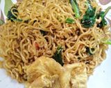 Foto langkah ke 2 dari resep Mie Goreng Praktis 🍝🍳.