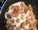 Foto del paso 2 de la receta: Muslos deshuesados en salsa cremosa de cebolla