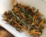 Une image de l'étape 4 de Poêlée de chanterelles à l oignon de roscoff et romarin frais.