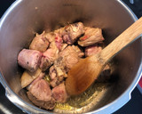 Foto del paso 1 de la receta: Cordero guisado en olla express