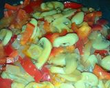 Gombás csirkemellkockák paradicsomosan recept fázis 2 fotója