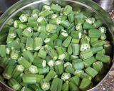 भिंडी प्याज़ वाली (bhindi pyaz wali) in recipe Hindi ) रेसिपी चरण 1 फोटो