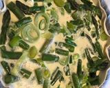 Foto del passaggio 4 della ricetta Quiche di asparagi, porri e cipolle fresche