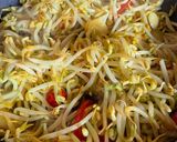 Gambar langkah 2 resipi Taugeh Goreng Kunyit.