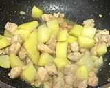 รูปขั้นตอนการทำที่ 3 ของ ไก่ผัดมันฝรั่ง~ไข่ดาว