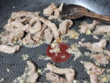 Pasta con tiras de cerdo y cubios