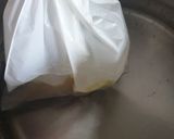 Foto del paso 2 de la receta: Tostada aguacate, sésamo tostado y huevo poché con cherrys