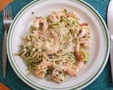 Foto del paso 4 de la receta: Camarones Scampi con fideos de calabacita