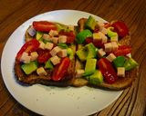 Foto del paso 5 de la receta Tostadas de pan con semillas de sésamo y lino, aguacate, tomates y pavo