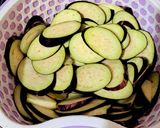 Hình bước làm 1 của món Cà tím xào thịt băm lá lốt