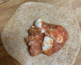 Foto del paso 3 de la receta: Empanadillas integrales de bonito, tomate y huevo cocido