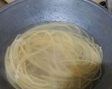 Foto langkah ke 1 dari resep Garlic Butter Spaghetti with Prawn.