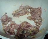Hình bước làm 2 của món Mì Ý sốt kem với thịt xông khói và bò xào