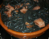 Foto del paso 3 de la receta: Spaghettis negros con salsa de chipirones