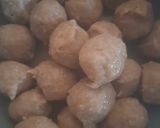 Foto langkah ke 4 dari resep Sop Pentol Bakso Sapi Simpel.