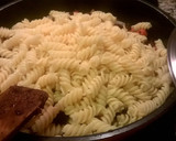 Foto del paso 3 de la receta: Espirales de pasta salteados con morcilla de burgos y salchichas