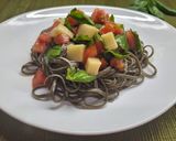 Foto del paso 3 de la receta: Fettuccini tinta de calamar con caprese