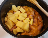 Foto del paso 3 de la receta: Salchichas guisadas con patatas y calabaza al tandoori masala