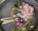 Foto langkah ke 2 dari resep Chicken tom yam soup and shiratake noodles.