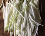 Foto langkah ke 1 dari resep Tumis Terasi Mangga Muda.
