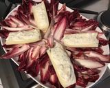 Une image de l'étape 5 de Apéro rigolo aux barquettes de concombre Noa et d endives rouges tartinade au yaourt et olives.