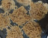 Foto langkah ke 4 dari resep Martabak Mie Mini.